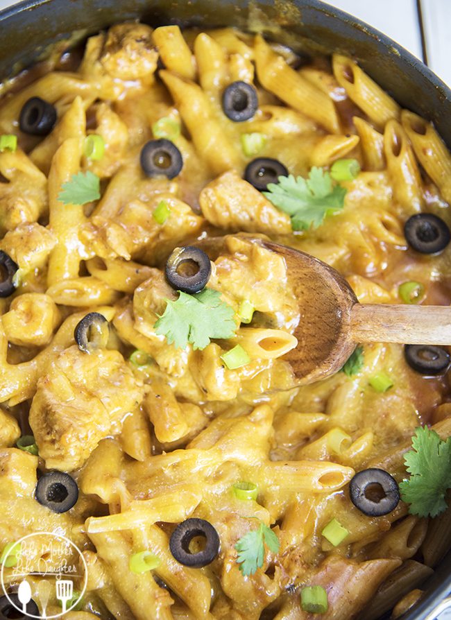 One Pot Chicken Enchilada Pasta - This one pot pasta is easy to make and delicious. It tastes just like chicken enchiladas but with pasta instead of a tortilla. YUM!