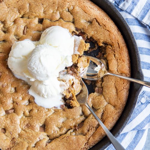 This Giant Chocolate Chip Cookie (Pizookie) Is The Ultimate Family-Style  Dessert