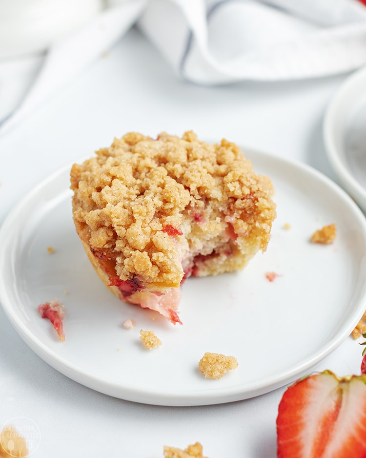 Strawberry Muffins with a cinnamon streusel crumb topping