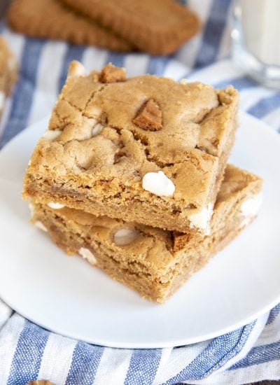 Two Biscoff flavored blondies on a small plate.