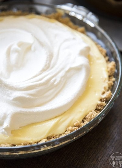 Close up view of banana cream pie in a glass pie pan.