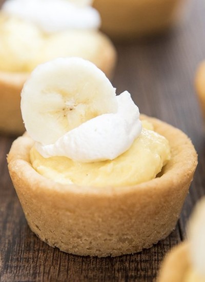 Close up image of banana cream pie cookie cups.