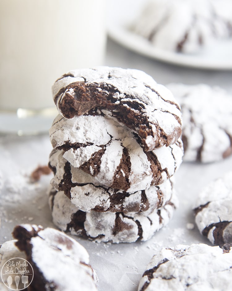 This chocolate crinkle cookies recipe makes the best chocolate cookies covered in powdered sugar