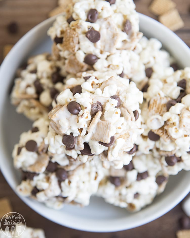 Marshmallow ball with golden graham cereal and chocolate chips
