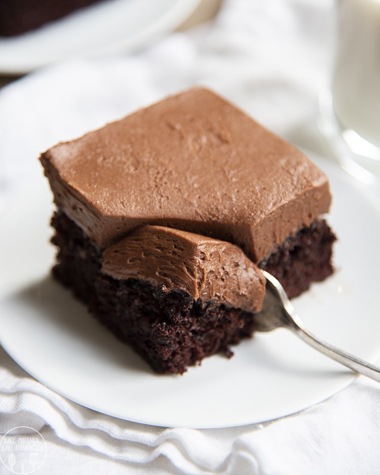 This easy chocolate cake recipe is a true winner! All chocolate lovers will go crazy for it.