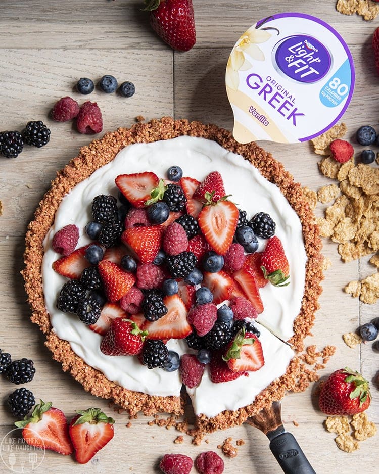 A cereal tart topped with yogurt and fresh fruit.
