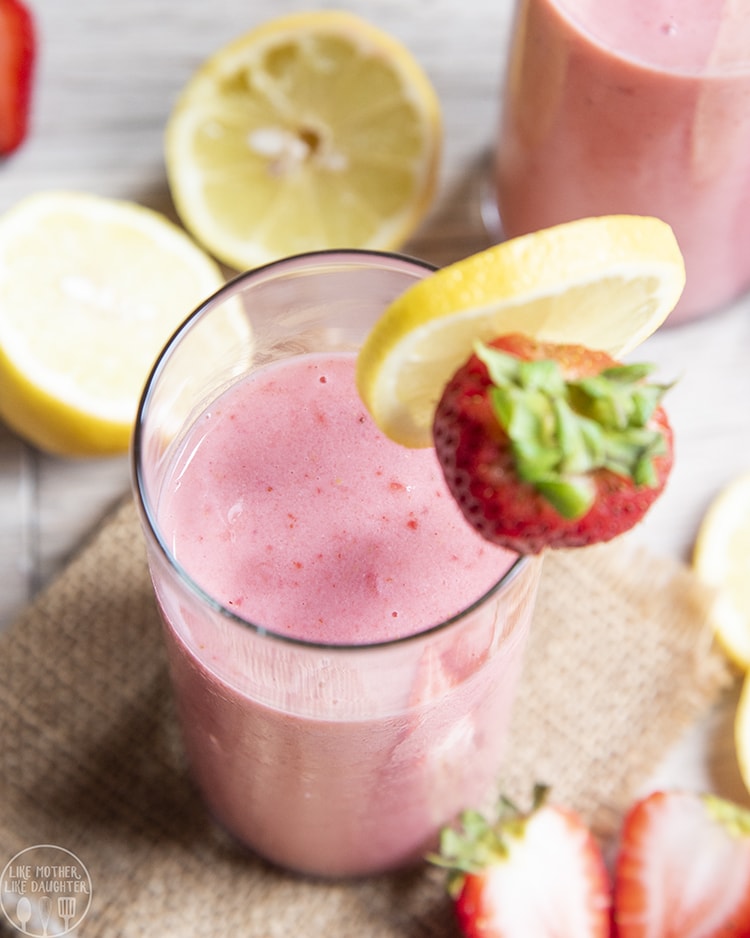 This strawberry lemonade smoothie is so refreshing