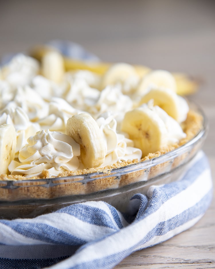 A banana cream pie in a pie dish.