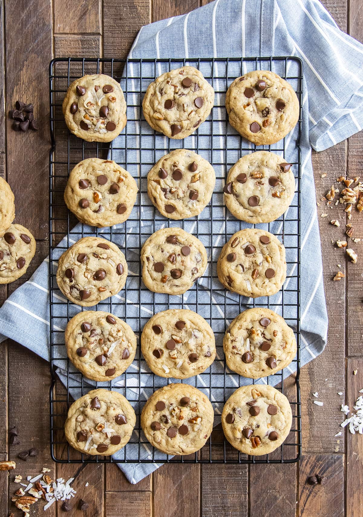 Fifteen cookies arranged on a cooling rack, with a blue cloth underneath. 