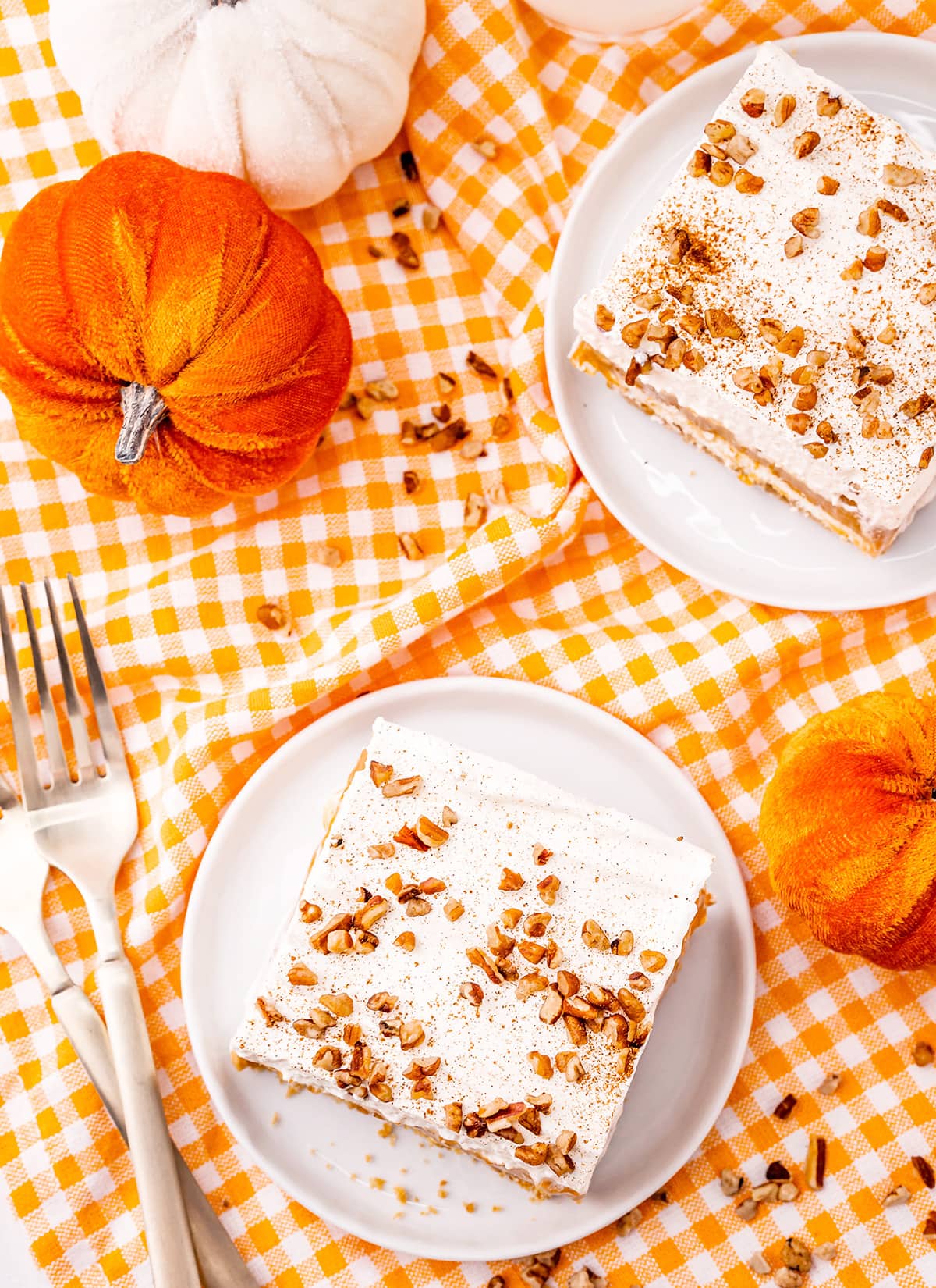 An overhead photo of two pieces of pumpkin delight on plates.