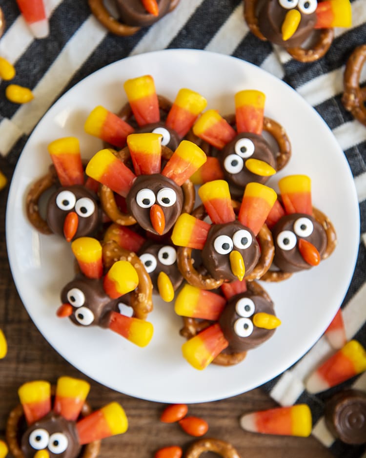 A plate of turkey pretzel rolo treats.
