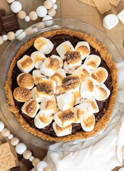 An above view of a smores pie topped with large toasted marshmallows.