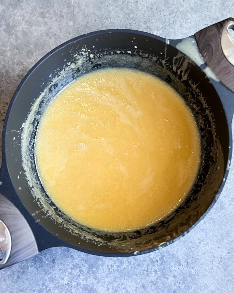 A pot of yellow custard.